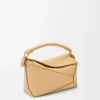 Kleine Puzzle Edge Tasche aus klassischem Kalbsleder in Silk Beige