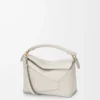Kleine Puzzle Edge Tasche aus weichem genarbtem Kalbsleder in Light Ghost