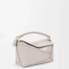 Kleine Puzzle Edge Tasche aus weichem genarbtem Kalbsleder in Light Ghost