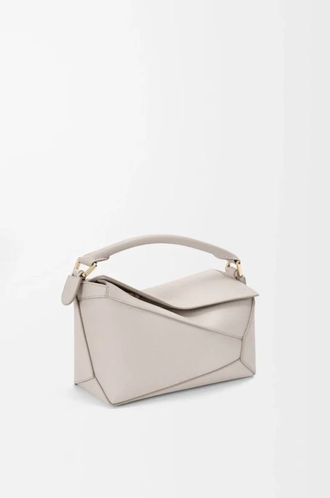 Kleine Puzzle Edge Tasche aus weichem genarbtem Kalbsleder in Light Ghost