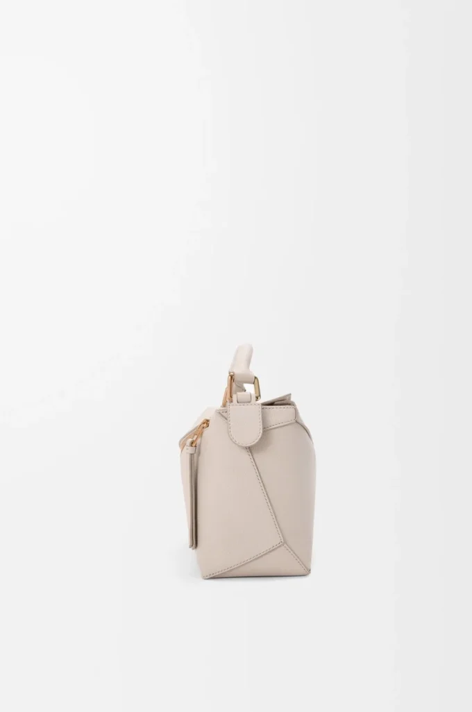 Kleine Puzzle Edge Tasche aus weichem genarbtem Kalbsleder in Light Ghost