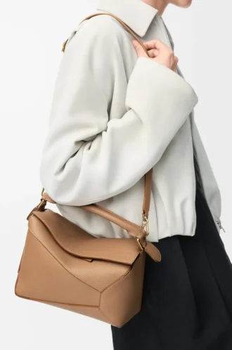 Kleine Puzzle Edge Tasche aus weichem genarbtem Kalbsleder in Toffee