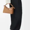 Kleine Puzzle Edge Tasche aus weichem genarbtem Kalbsleder in Toffee