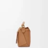 Kleine Puzzle Edge Tasche aus weichem genarbtem Kalbsleder in Toffee