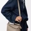 Kleine Puzzle Edge Tasche aus weichem genarbtem Kalbsleder in Ton