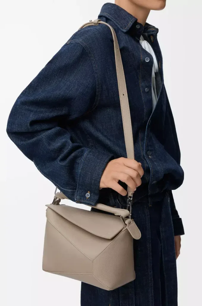 Kleine Puzzle Edge Tasche aus weichem genarbtem Kalbsleder in Ton