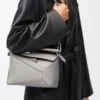 Kleine Puzzle Edge Tasche aus weichem genarbtem Kalbsleder Perlgrau