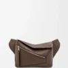 Kleine Puzzle-Gürteltasche aus genarbtem Kalbsleder in Dark Cigar