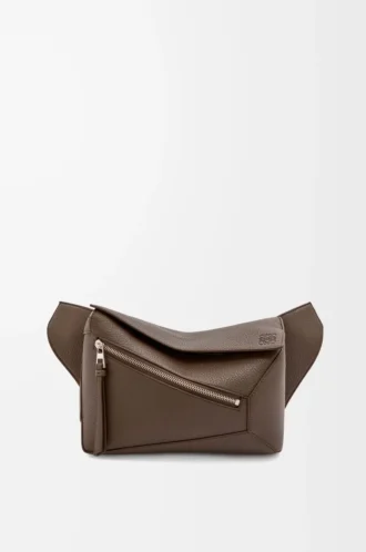 Kleine Puzzle-Gürteltasche aus genarbtem Kalbsleder in Dark Cigar
