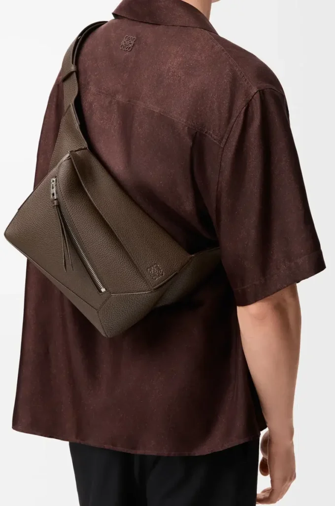 Kleine Puzzle-Gürteltasche aus genarbtem Kalbsleder in Dark Cigar
