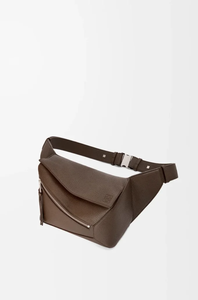 Kleine Puzzle-Gürteltasche aus genarbtem Kalbsleder in Dark Cigar