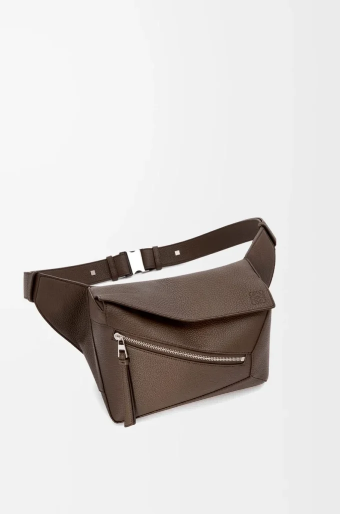Kleine Puzzle-Gürteltasche aus genarbtem Kalbsleder in Dark Cigar