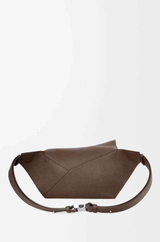 Kleine Puzzle-Gürteltasche aus genarbtem Kalbsleder in Dark Cigar