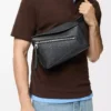 Kleine Puzzle-Gürteltasche aus genarbtem Kalbsleder Schwarz