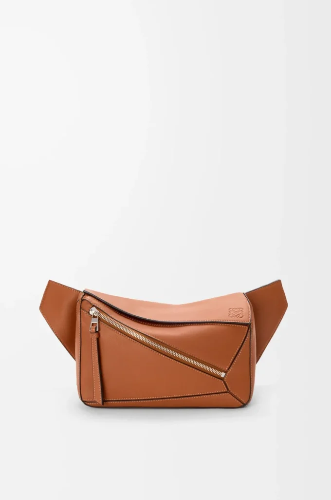 Kleine Puzzle-Gürteltasche aus klassischem Kalbsleder in Hellbraun