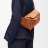 Kleine Puzzle-Gürteltasche aus klassischem Kalbsleder in Hellbraun