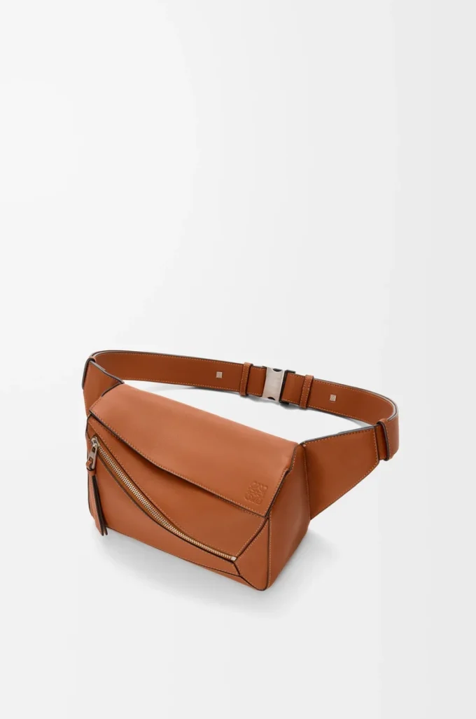Kleine Puzzle-Gürteltasche aus klassischem Kalbsleder in Hellbraun