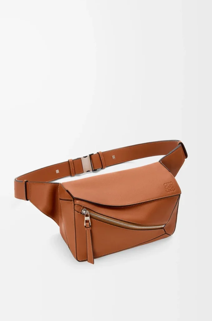 Kleine Puzzle-Gürteltasche aus klassischem Kalbsleder in Hellbraun
