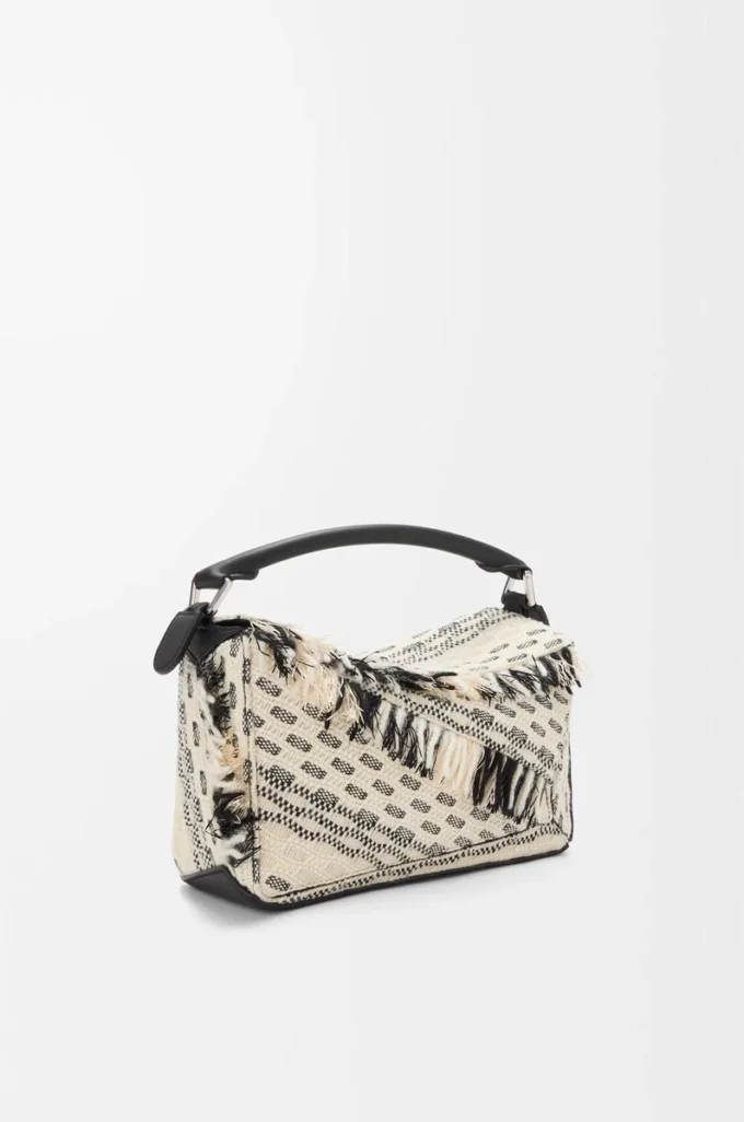 Kleine Puzzle-Tasche aus gewebtem Textil in Schwarz/Weiß