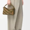 Kleine Puzzle-Tasche aus klassischem Kalbsleder und Wildleder Olive/Gold