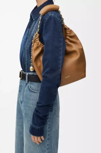 Kleine Squeeze-Tasche aus weichem Nappalammleder Eiche