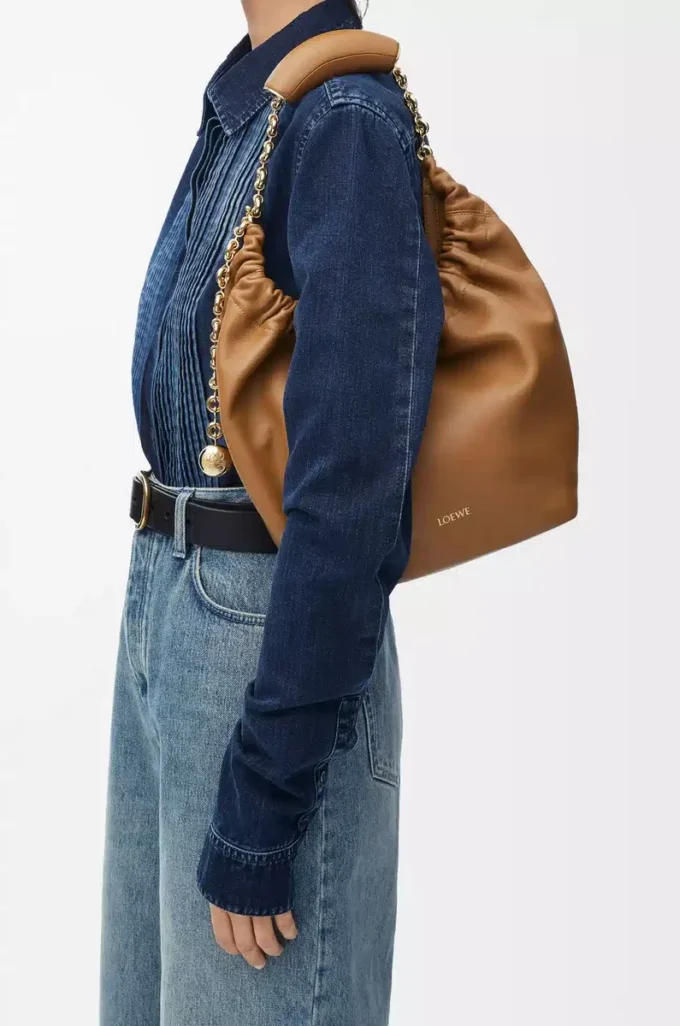 Kleine Squeeze-Tasche aus weichem Nappalammleder Eiche