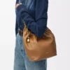 Kleine Squeeze-Tasche aus weichem Nappalammleder Eiche