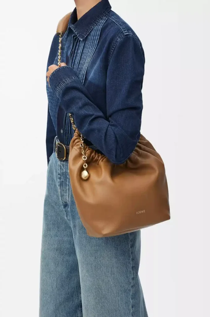 Kleine Squeeze-Tasche aus weichem Nappalammleder Eiche