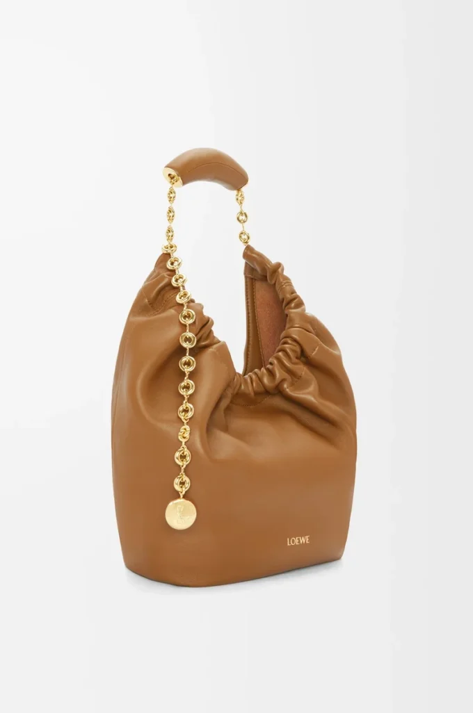 Kleine Squeeze-Tasche aus weichem Nappalammleder Eiche