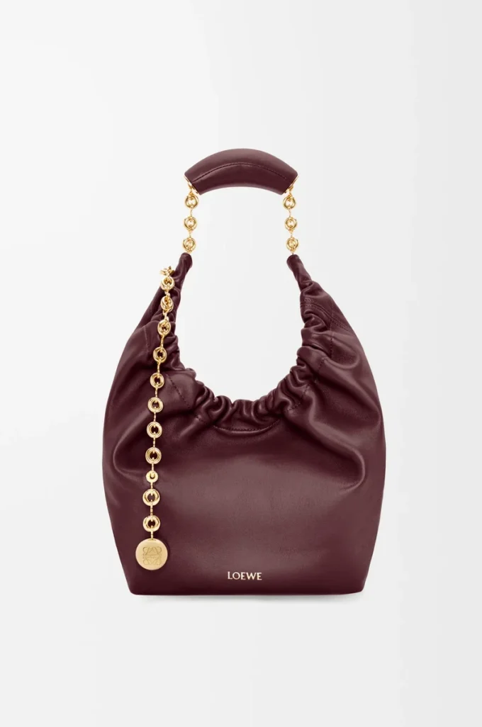 Kleine Squeeze-Tasche aus weichem Nappalammleder in Dunkelburgunder