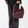 Kleine Squeeze-Tasche aus weichem Nappalammleder in Dunkelburgunder