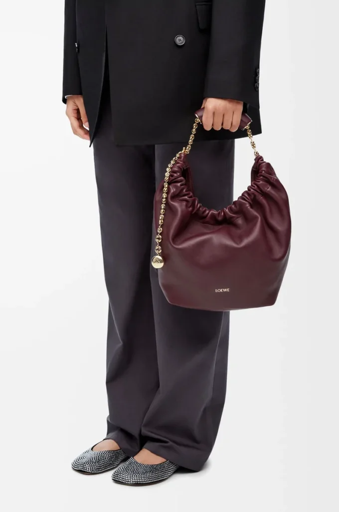 Kleine Squeeze-Tasche aus weichem Nappalammleder in Dunkelburgunder