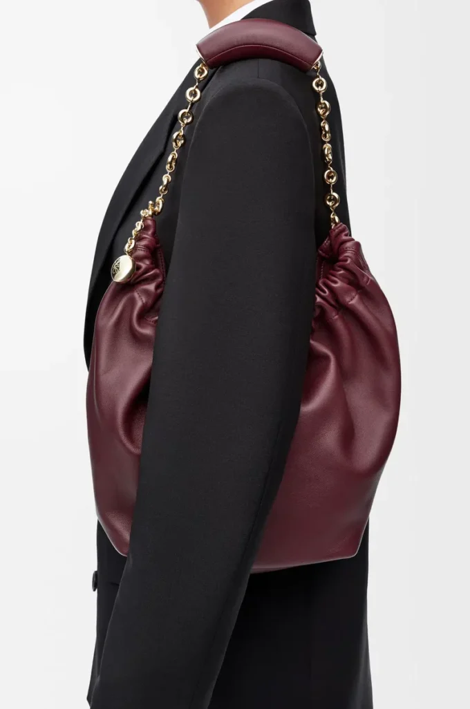 Kleine Squeeze-Tasche aus weichem Nappalammleder in Dunkelburgunder