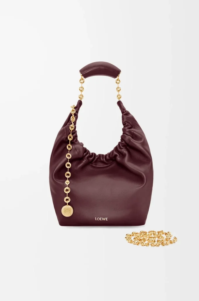 Kleine Squeeze-Tasche aus weichem Nappalammleder in Dunkelburgunder