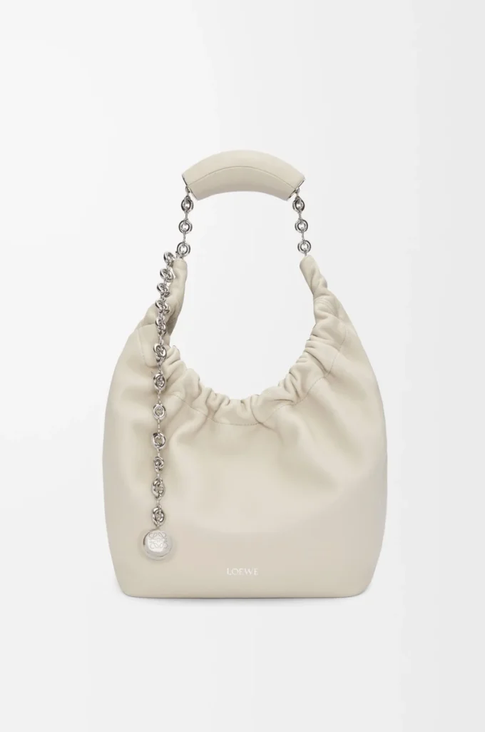 Kleine Squeeze-Tasche aus weichem Nappalammleder in Meersalz