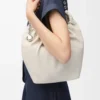 Kleine Squeeze-Tasche aus weichem Nappalammleder in Meersalz