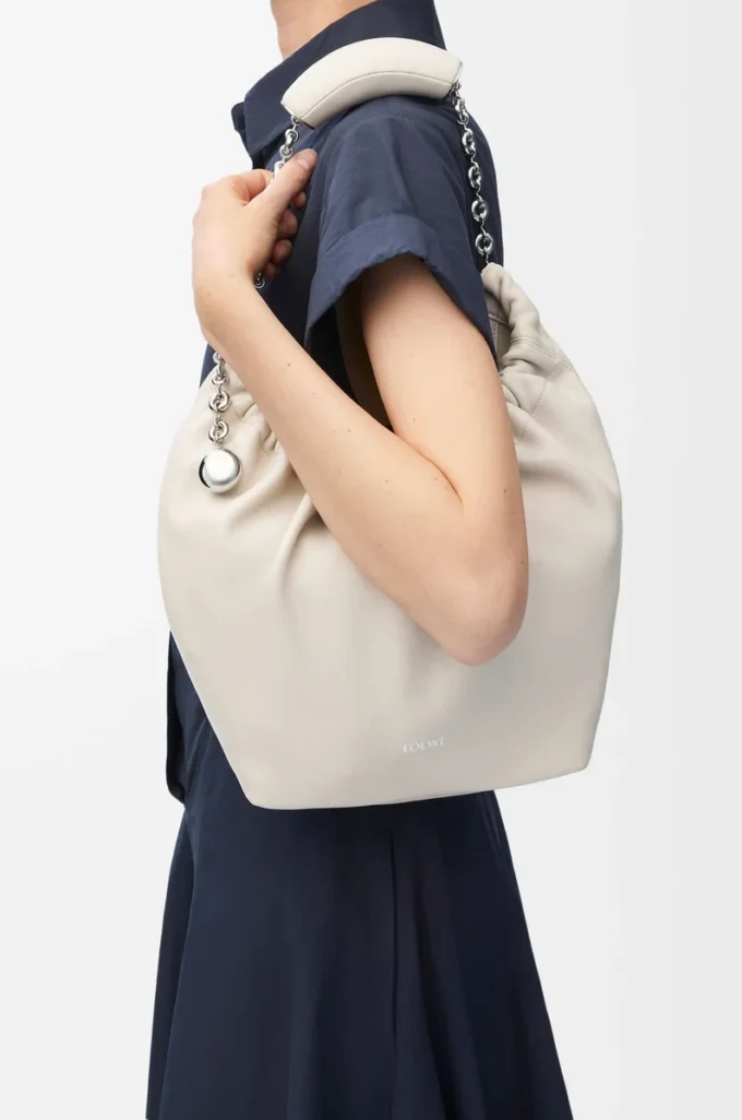 Kleine Squeeze-Tasche aus weichem Nappalammleder in Meersalz