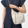 Kleine Squeeze-Tasche aus weichem Nappalammleder in Meersalz