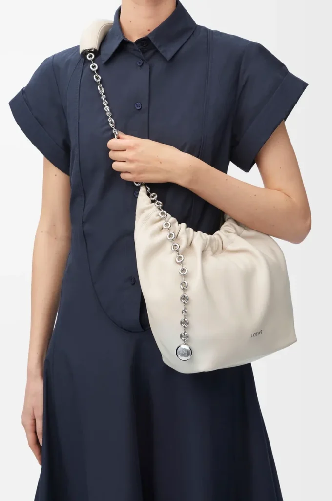 Kleine Squeeze-Tasche aus weichem Nappalammleder in Meersalz