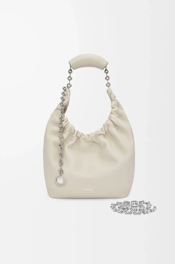 Kleine Squeeze-Tasche aus weichem Nappalammleder in Meersalz