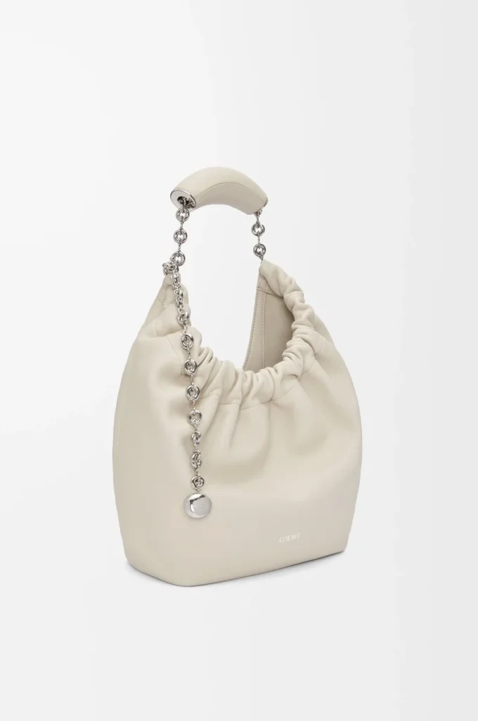 Kleine Squeeze-Tasche aus weichem Nappalammleder in Meersalz