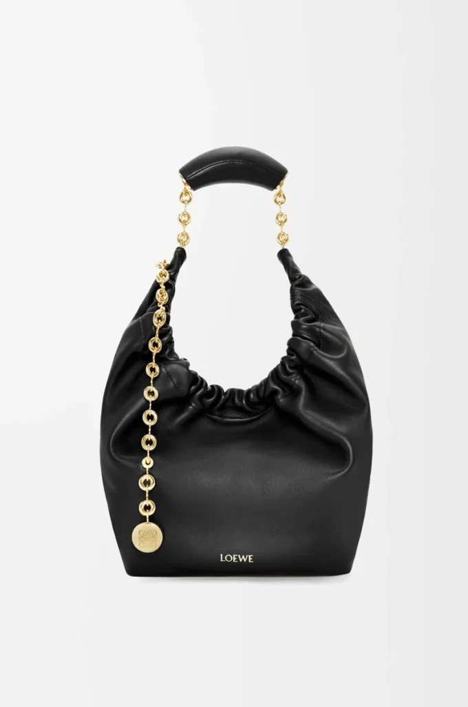 Kleine Squeeze-Tasche aus weichem Nappalammleder in Schwarz