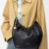 Kleine Squeeze-Tasche aus weichem Nappalammleder in Schwarz
