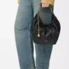 Kleine Squeeze-Tasche aus weichem Nappalammleder in Schwarz