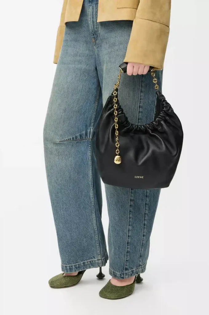 Kleine Squeeze-Tasche aus weichem Nappalammleder in Schwarz