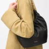 Kleine Squeeze-Tasche aus weichem Nappalammleder in Schwarz
