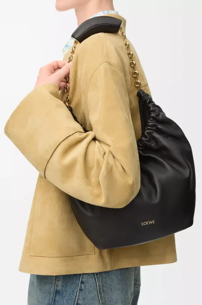 Kleine Squeeze-Tasche aus weichem Nappalammleder in Schwarz