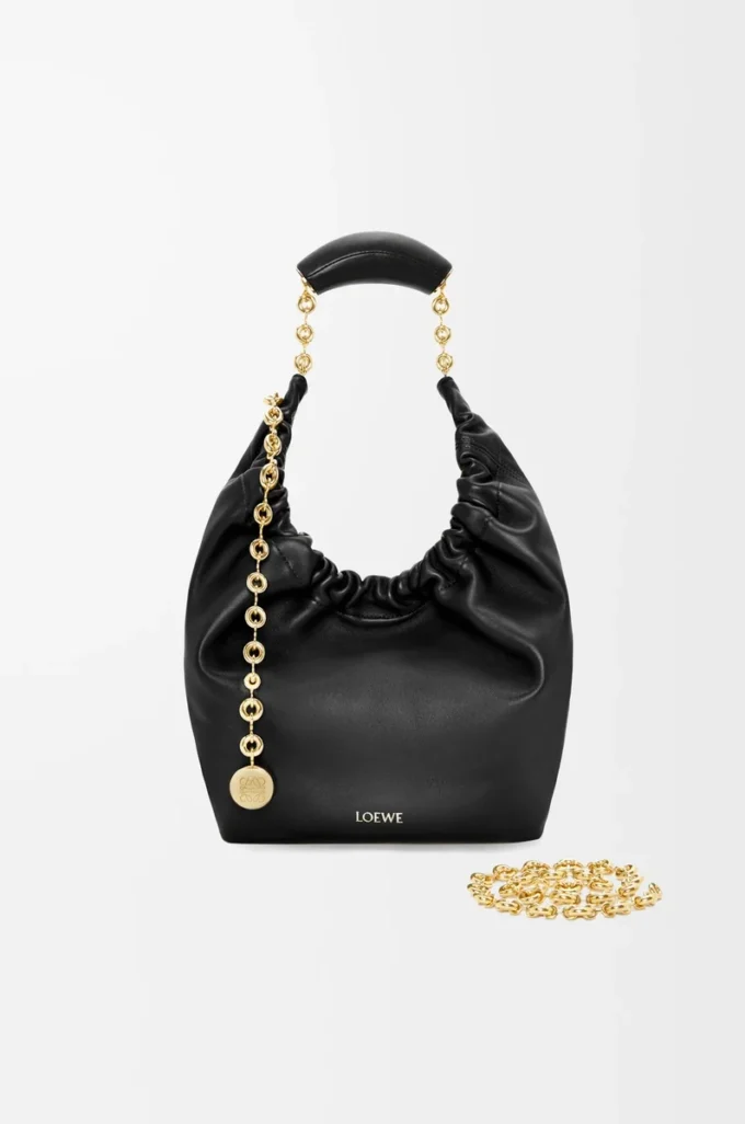 Kleine Squeeze-Tasche aus weichem Nappalammleder in Schwarz