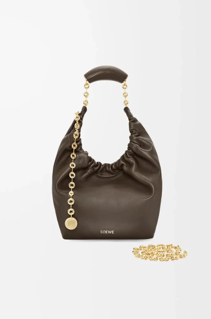 Kleine Squeeze-Tasche aus weichem Nappalammleder Schokolade