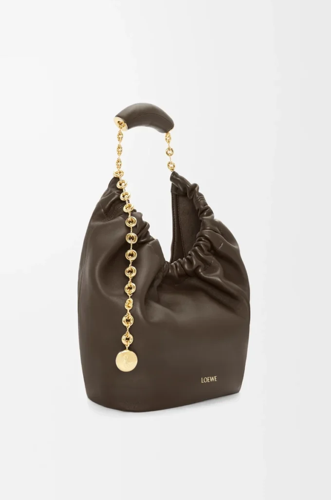 Kleine Squeeze-Tasche aus weichem Nappalammleder Schokolade